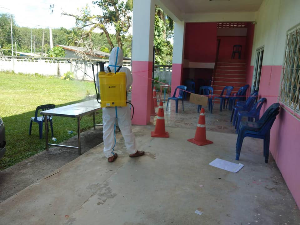 ทต.ศาลาด่าน ดำเนินการฉีดพ่นยาฆ่าเชื้อโควิด-19 อาคารสถานที่ บ้านเรือนประชาชนกลุ่มเสี่ยงและมีผู้ติดเชื้อภายในบ้าน พื้นที่หมู่ที่ 2 หมู่ที่ 3 และหมู่ที่ 4 ตำบลศาลาด่าน